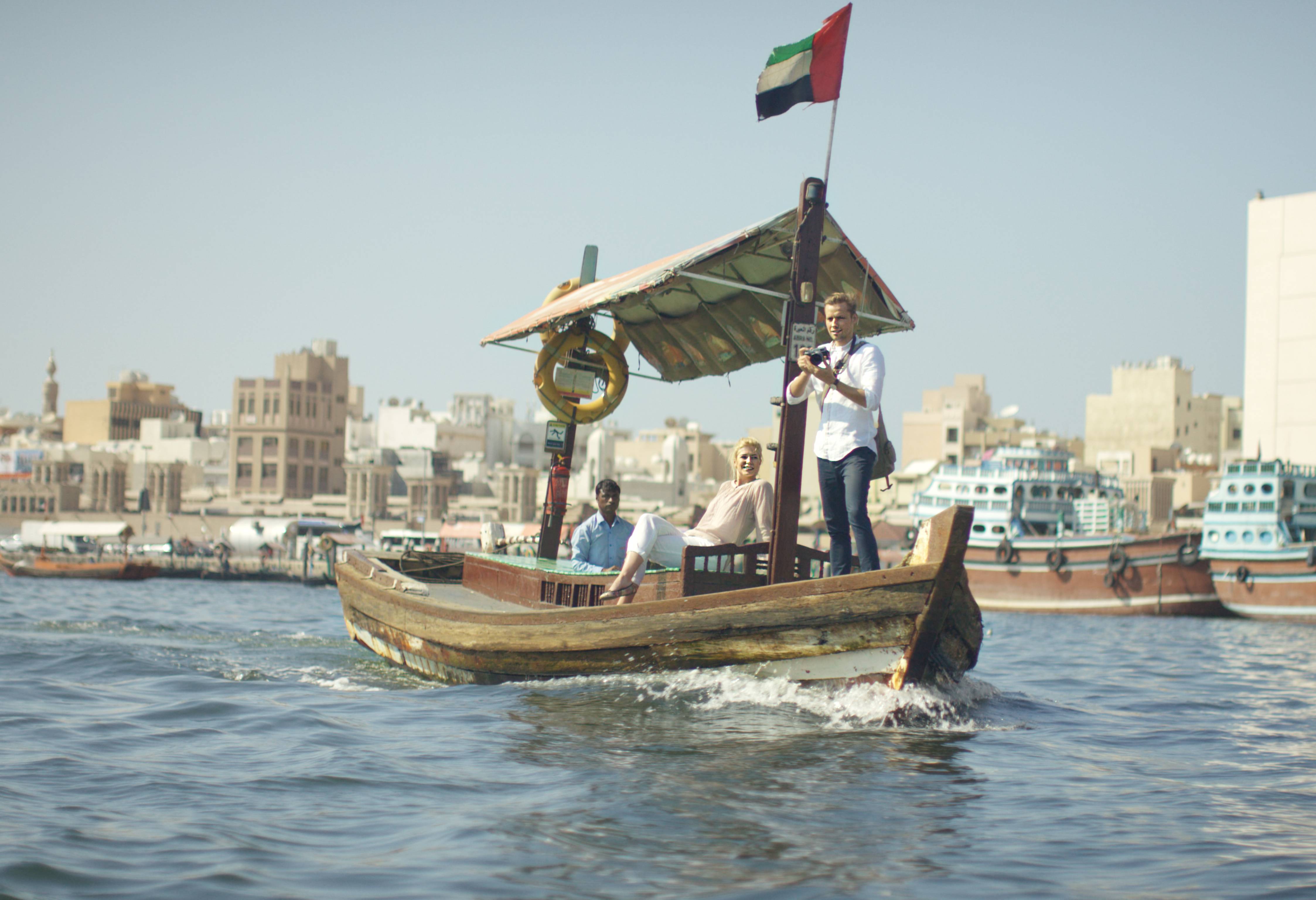 Met de lokale watertaxi Dubai Creek oversteken in de Emiraten
